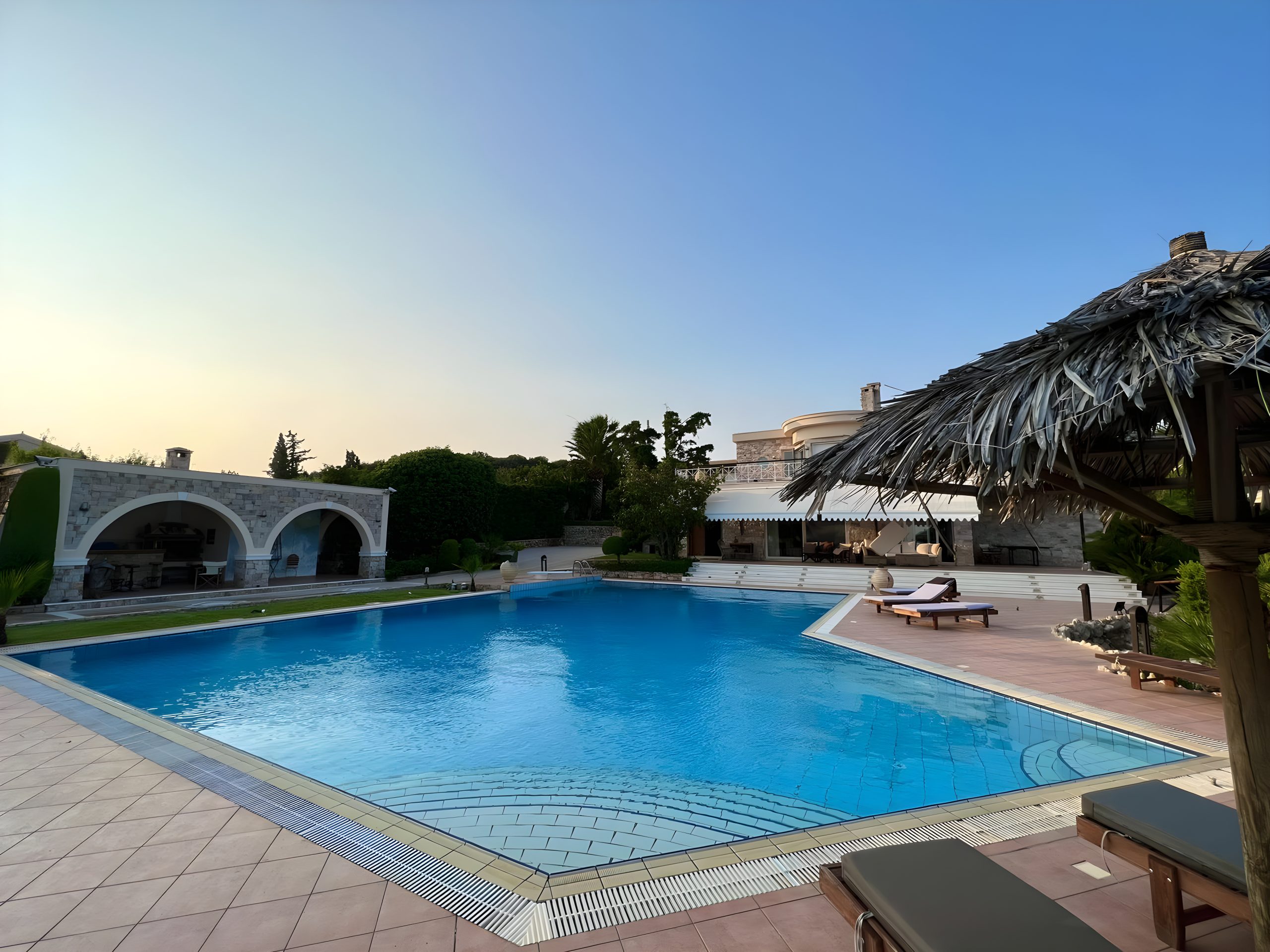 Πισίνα και μπάρμπεκιου στη Villa Sparta 2
